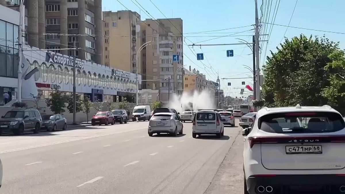 Улицы Тамбова освежают водой Из-за сильной жары в Тамбове усилили орошение дорог. Проезжую часть дорожники охлаждают с помощью поливомоечных машин