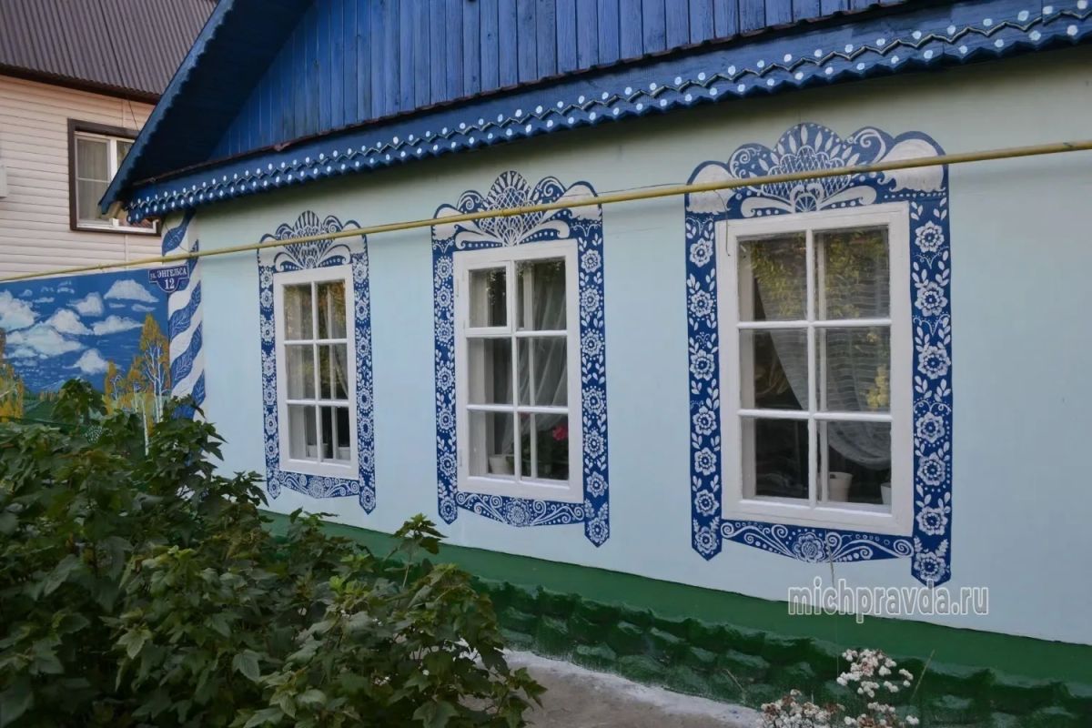 Пенсионерка из Мичуринска расписала свой дом в сказочном стиле Пенсионерка из Мичуринска расписала свой дом в сказочном стиле