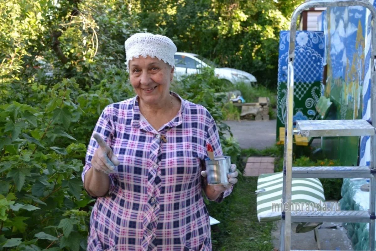 Пенсионерка из Мичуринска расписала свой дом в сказочном стиле Пенсионерка из Мичуринска расписала свой дом в сказочном стиле