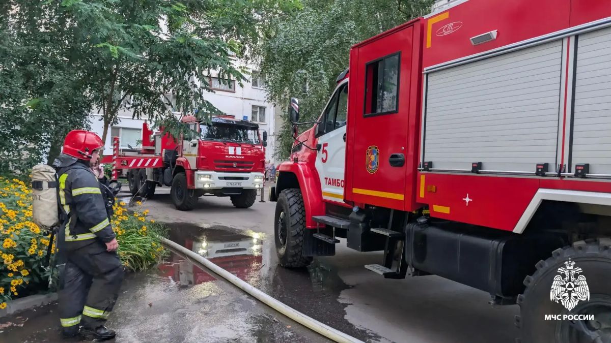 При пожаре в многоквартирном доме на улице Чичканова в Тамбове сотрудники МЧС спасли 14 человек При пожаре в многоквартирном доме на улице Чичканова в Тамбове сотрудники МЧС спасли 14 человек