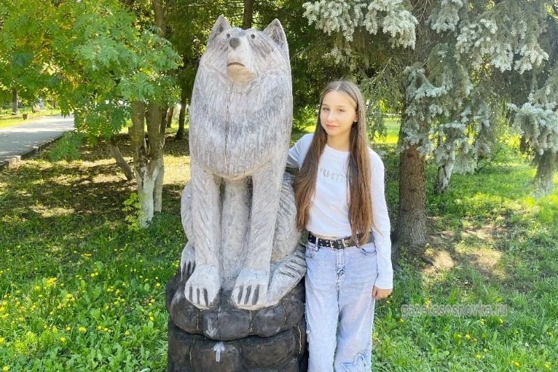 Сиреневый сквер в Сосновке украсили новые деревянные скульптуры