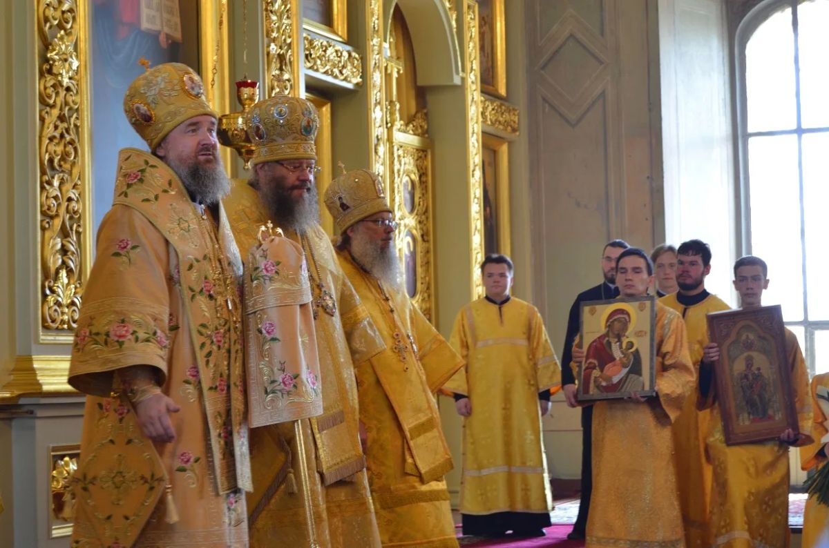 На торжествах в честь святителя Питирима Тамбовского сослужили четыре архиерея На торжествах в честь святителя Питирима Тамбовского сослужили четыре архиерея