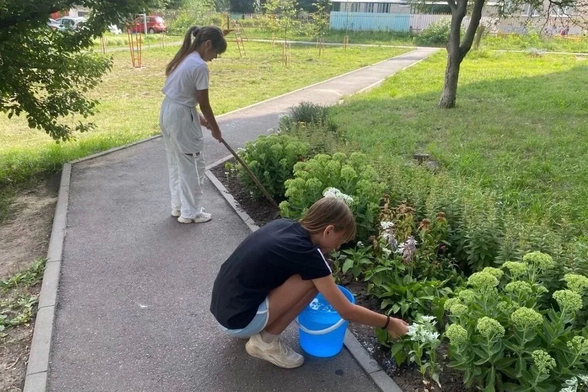 Юные тамбовчане из подростковых клубов продолжают убирать городские клумбы и дворы