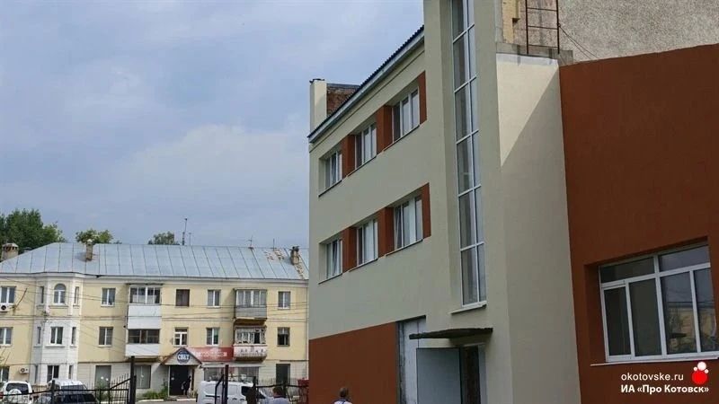 В городском Дворце культуры в Котовске обновляют фасад В городском Дворце культуры в Котовске обновляют фасад