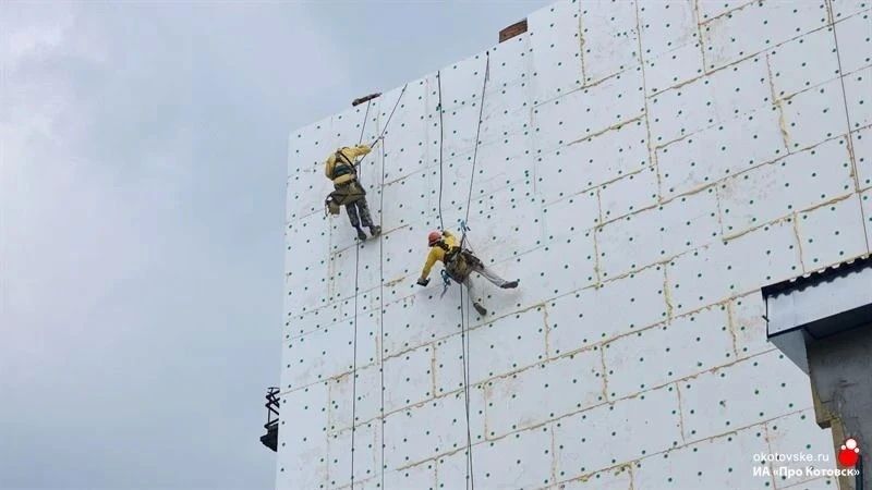 В городском Дворце культуры в Котовске обновляют фасад В городском Дворце культуры в Котовске обновляют фасад