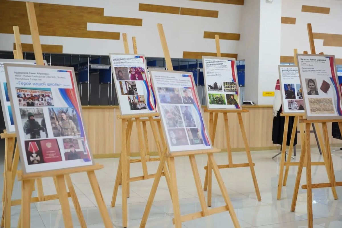 В регионе открылась выставка работ школьников о защитниках Родины В регионе открылась выставка работ школьников о защитниках Родины