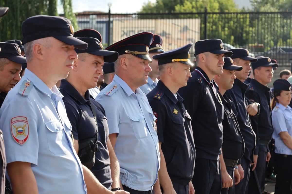 Сотрудники полиции обеспечили охрану общественного порядка во время матча по футболу Сотрудники полиции обеспечили охрану общественного порядка во время матча по футболу
