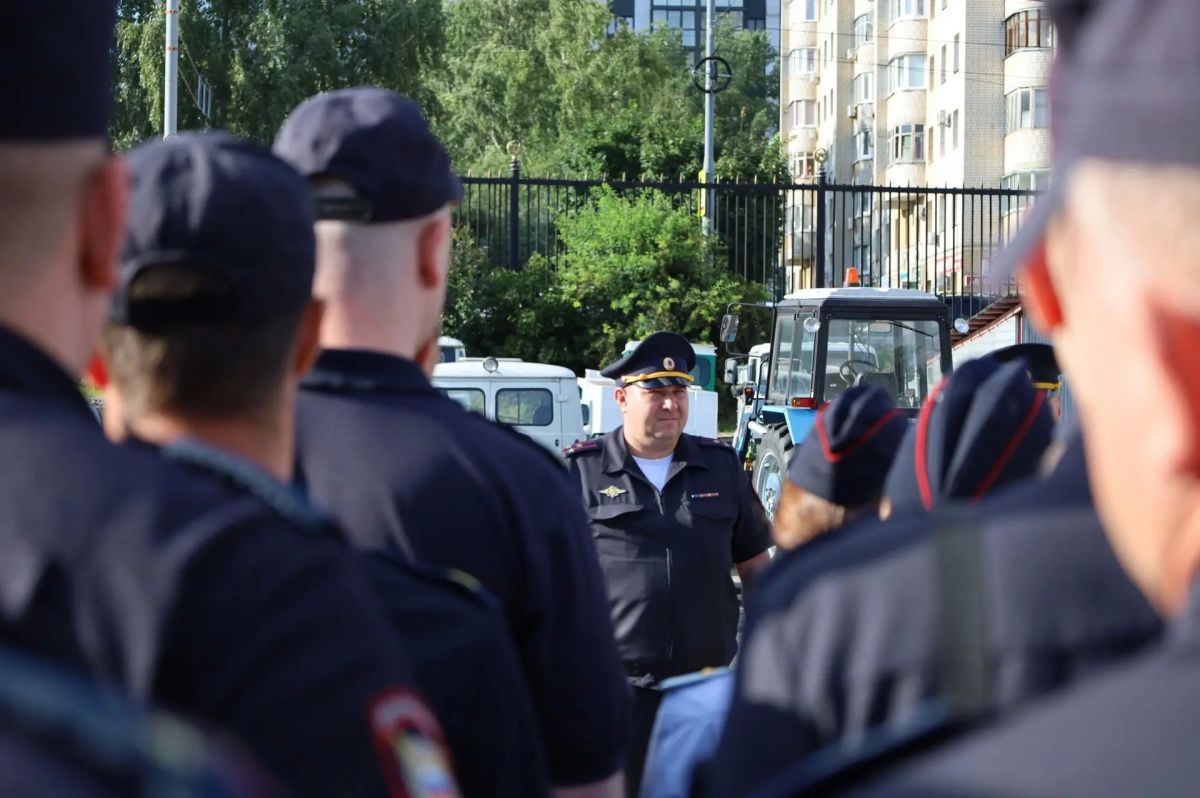Сотрудники полиции обеспечили охрану общественного порядка во время матча по футболу Сотрудники полиции обеспечили охрану общественного порядка во время матча по футболу