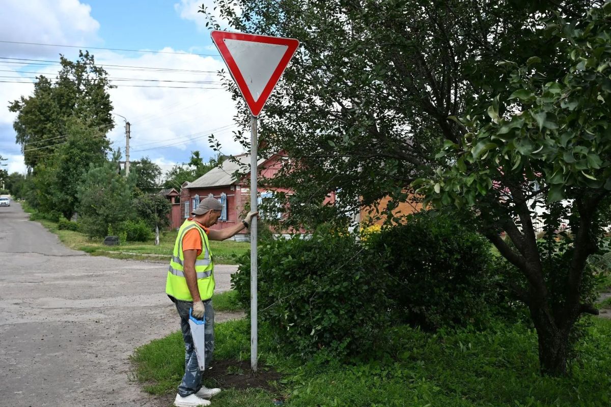 В рамках подготовки к новому учебному году в Тамбове обновляют дорожную разметку и обеспечивают видимость знаков В рамках подготовки к новому учебному году в Тамбове обновляют дорожную разметку и обеспечивают видимость знаков