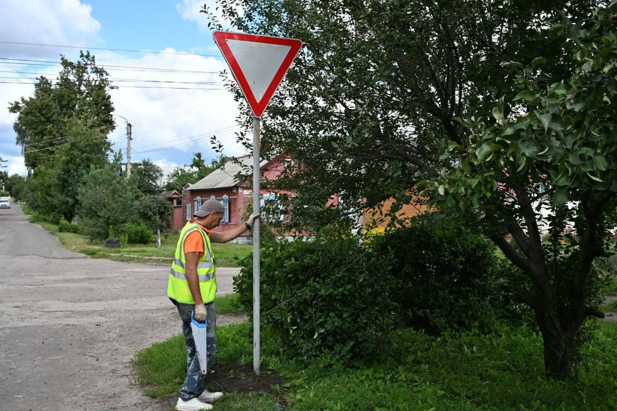 В рамках подготовки к новому учебному году в Тамбове обновляют дорожную разметку и обеспечивают видимость знаков В рамках подготовки к новому учебному году в Тамбове обновляют дорожную разметку и обеспечивают видимость знаков