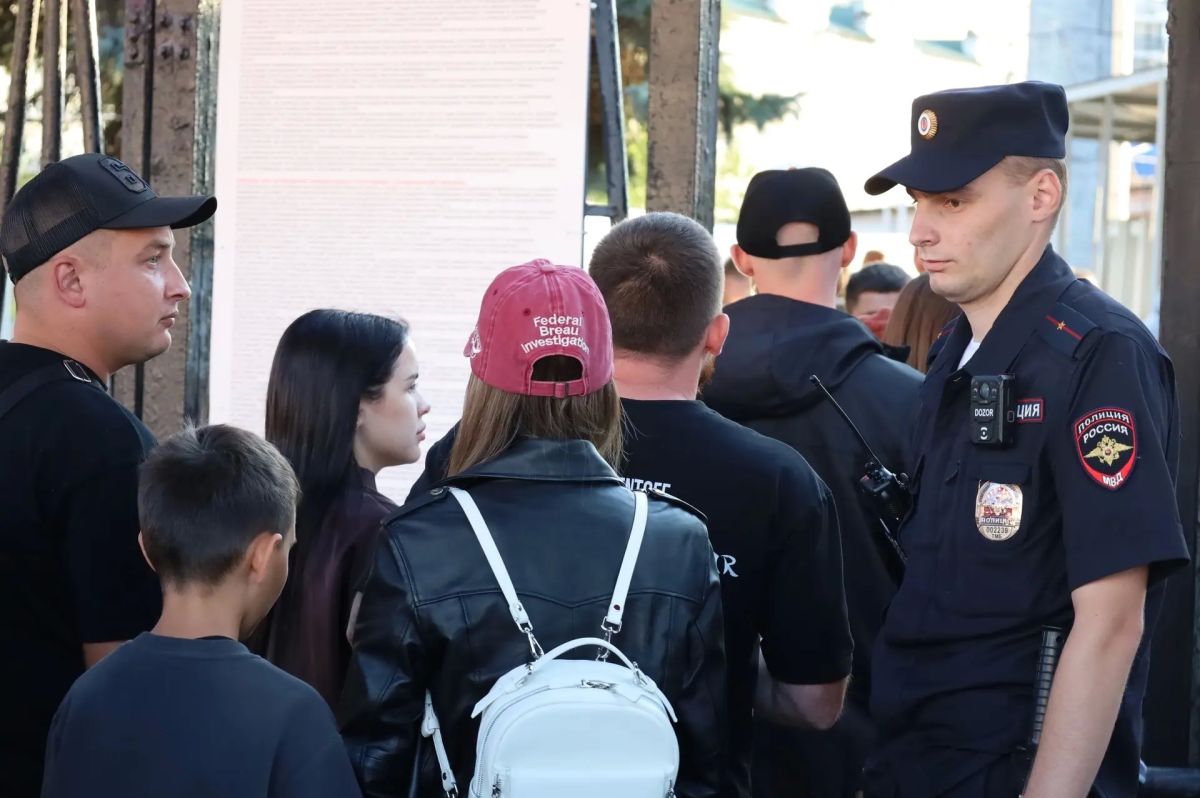 Сотрудники полиции обеспечили охрану общественного порядка во время матча по футболу Сотрудники полиции обеспечили охрану общественного порядка во время матча по футболу