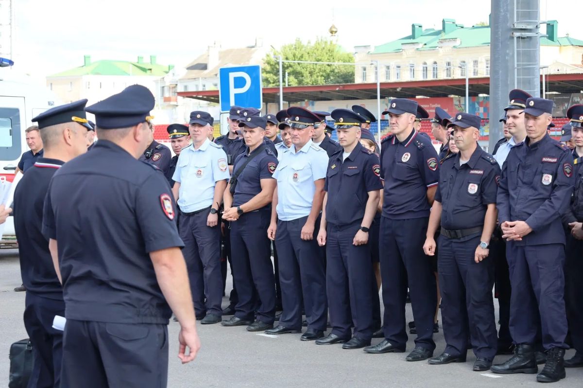 Сотрудники полиции обеспечили охрану общественного порядка во время матча по футболу Сотрудники полиции обеспечили охрану общественного порядка во время матча по футболу