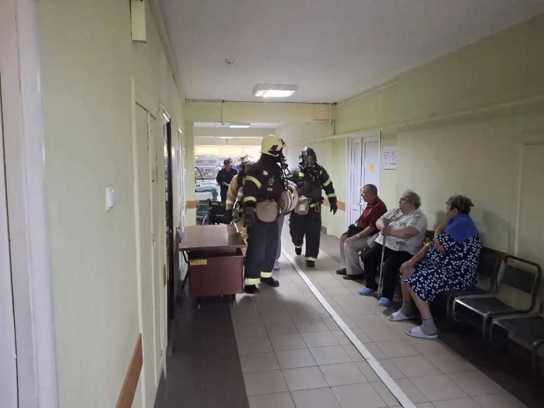В Уваровской ЦРБ сотрудники МЧС Тамбовской области потушили условный пожар В Уваровской ЦРБ сотрудники МЧС Тамбовской области потушили условный пожар