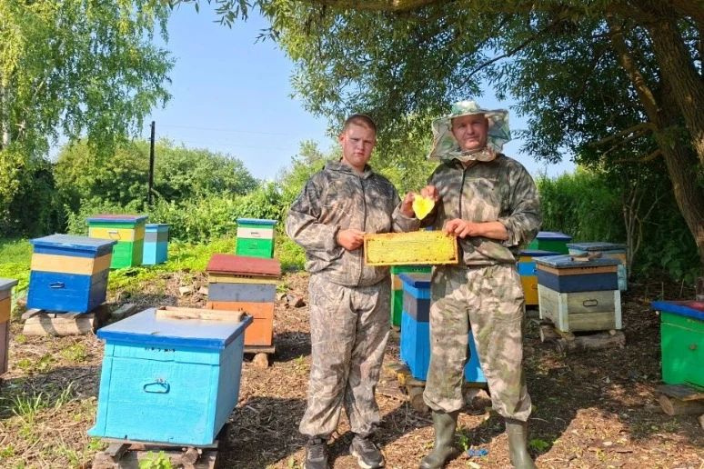 В Умётском округе у пасечника появилась пчелиная сота в виде сердца В Умётском округе у пасечника появилась пчелиная сота в виде сердца