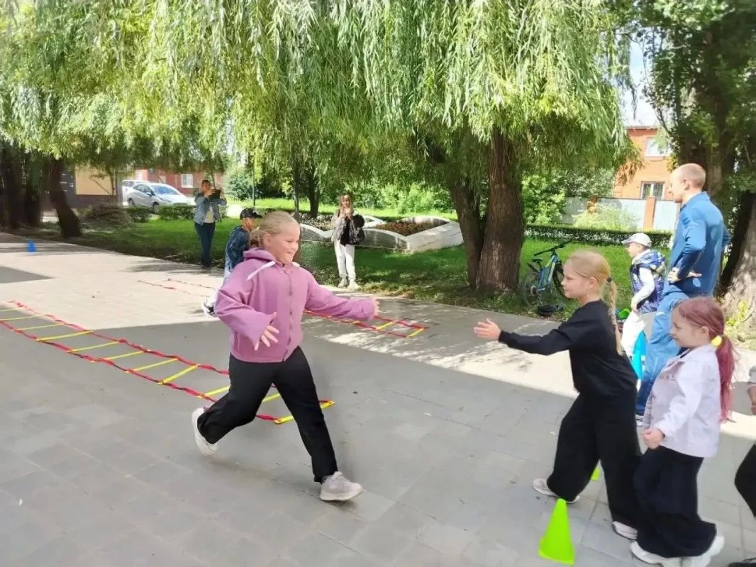 Лето во дворе. . 14 августа педагоги школ Покрово-Пригородной и № 23 организовали для детей спортивно-развлекательную площадку «Лето во дворе» Лето во дворе. . 14 августа педагоги школ Покрово-Пригородной и № 23 организовали для детей спортивно-развлекательную площадку «Лето во дворе»