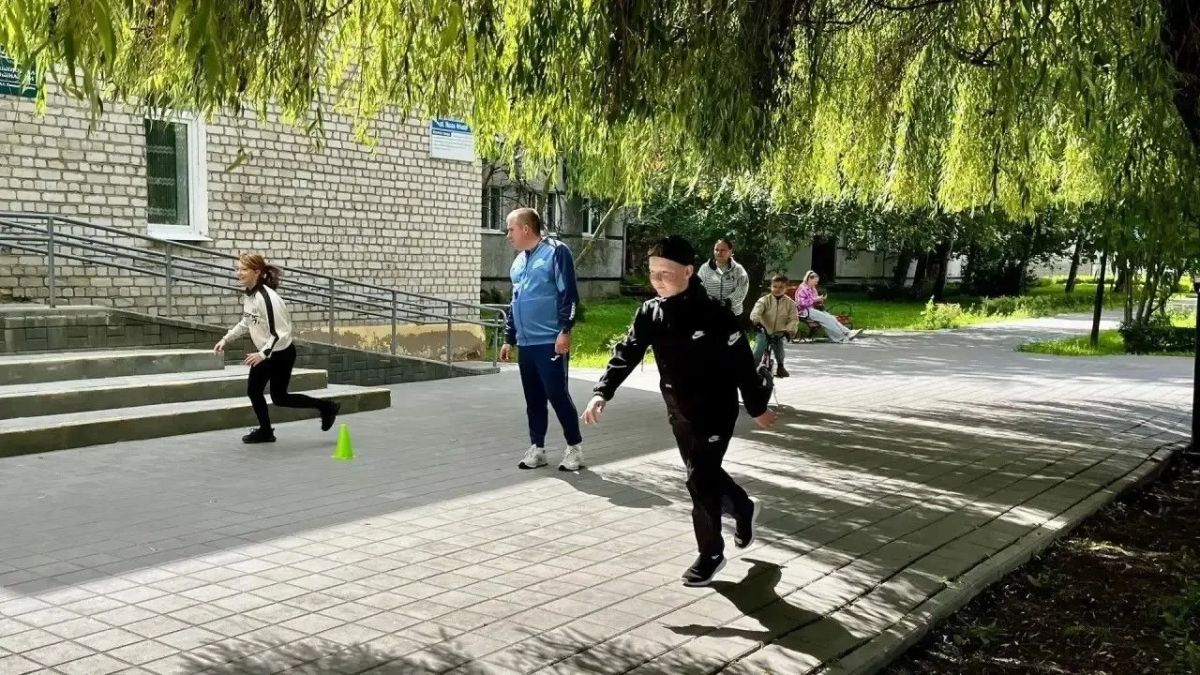 Лето во дворе. . 14 августа педагоги школ Покрово-Пригородной и № 23 организовали для детей спортивно-развлекательную площадку «Лето во дворе» Лето во дворе. . 14 августа педагоги школ Покрово-Пригородной и № 23 организовали для детей спортивно-развлекательную площадку «Лето во дворе»