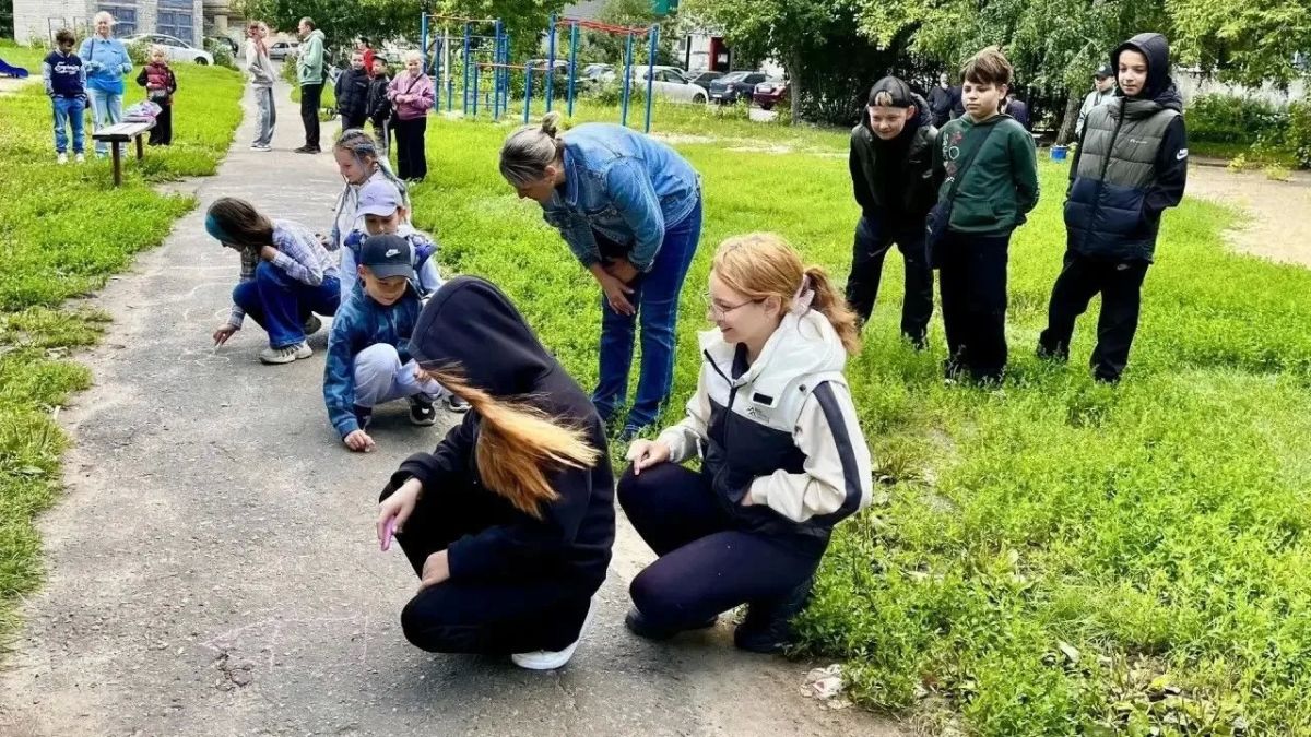 Лето во дворе. . 14 августа педагоги школ Покрово-Пригородной и № 23 организовали для детей спортивно-развлекательную площадку «Лето во дворе» Лето во дворе. . 14 августа педагоги школ Покрово-Пригородной и № 23 организовали для детей спортивно-развлекательную площадку «Лето во дворе»