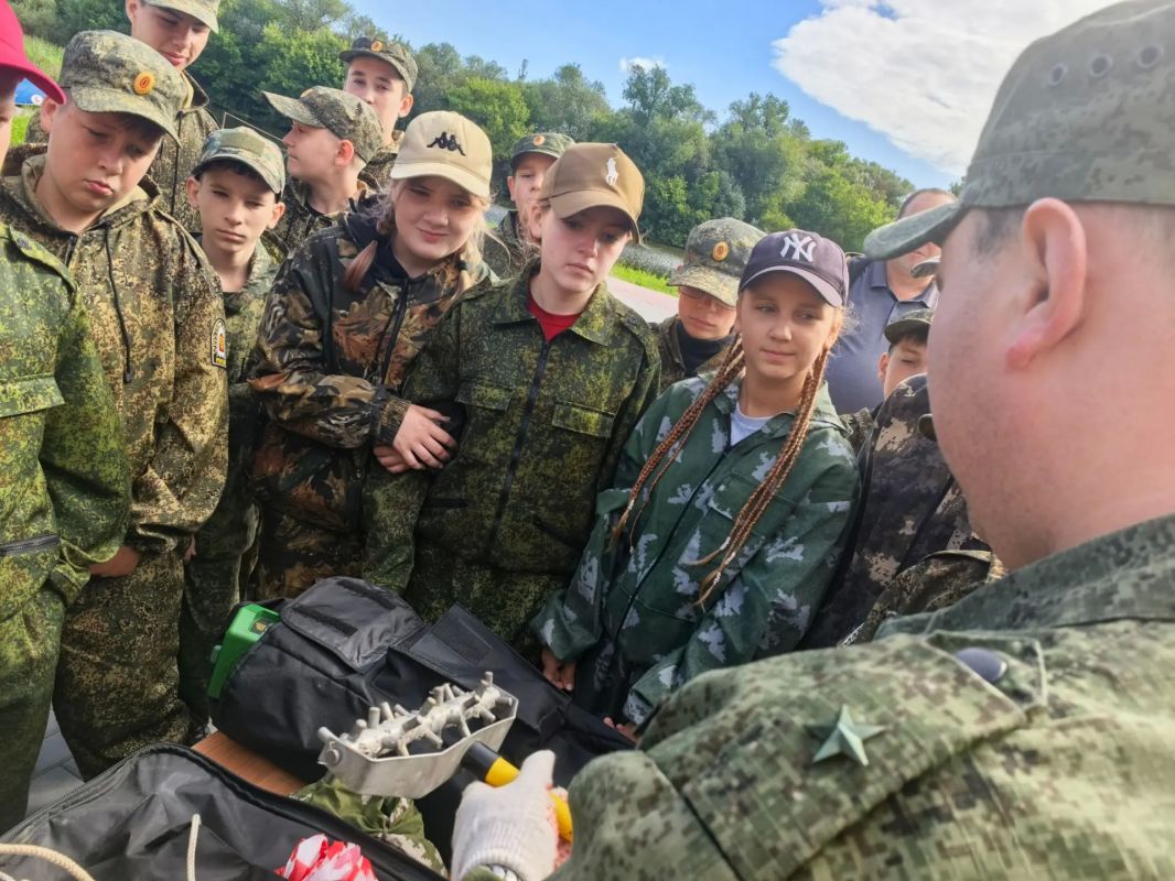 Сотрудники регионального следственного управления провели практическое занятие с кадетами профильного кадетского класса СК России Сотрудники регионального следственного управления провели практическое занятие с кадетами профильного кадетского класса СК России