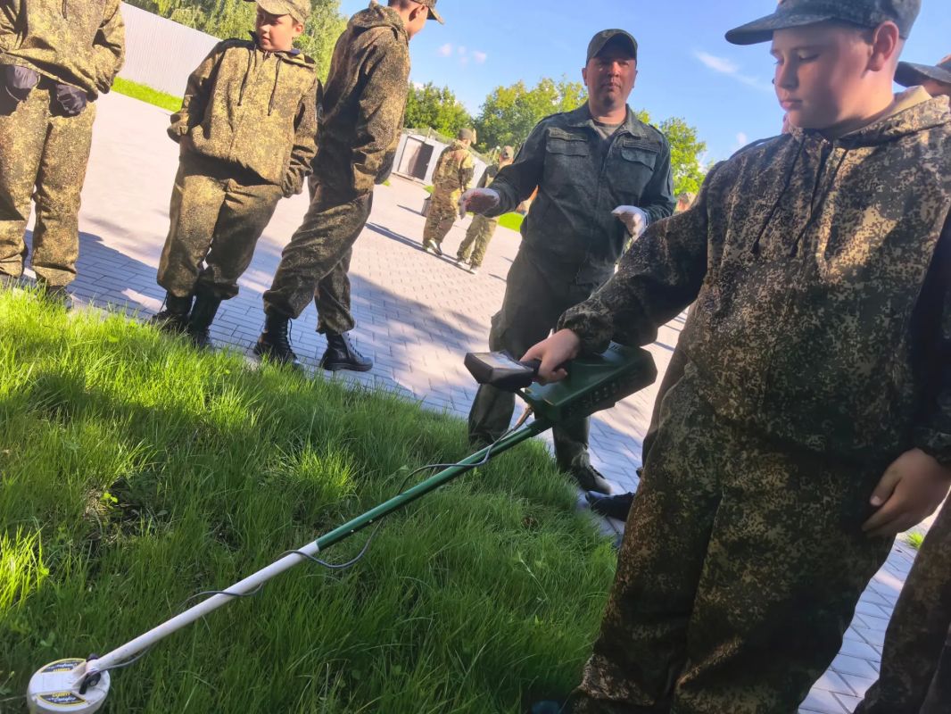 Сотрудники регионального следственного управления провели практическое занятие с кадетами профильного кадетского класса СК России Сотрудники регионального следственного управления провели практическое занятие с кадетами профильного кадетского класса СК России