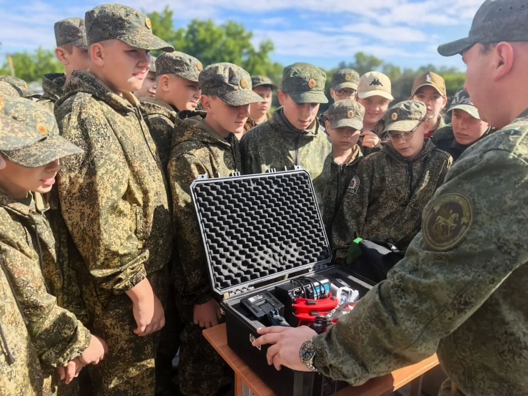 Сотрудники регионального следственного управления провели практическое занятие с кадетами профильного кадетского класса СК России Сотрудники регионального следственного управления провели практическое занятие с кадетами профильного кадетского класса СК России