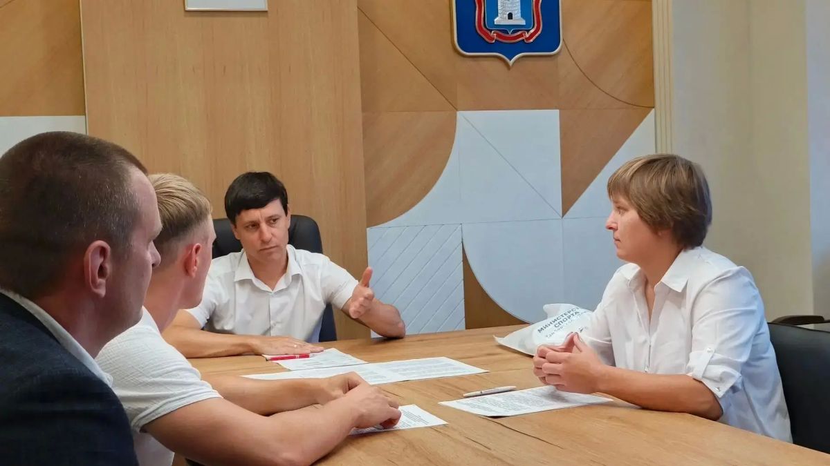 17 августа министр спорта региона Павел Грицков подписал соглашения с тремя молодыми специалистами, которые в 2026 году получат субсидию по программе «Земский тренер» 17 августа министр спорта региона Павел Грицков подписал соглашения с тремя молодыми специалистами, которые в 2026 году получат субсидию по программе «Земский тренер»