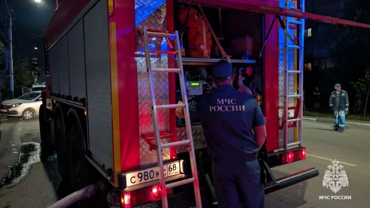 В центре Тамбова при пожаре выгорела крыша четырёхквартирного дома В центре Тамбова при пожаре выгорела крыша четырёхквартирного дома