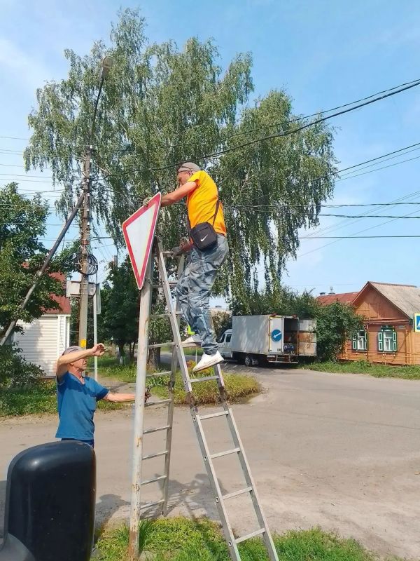 В Тамбове обновляют дорожные знаки у школ и детских садов В Тамбове обновляют дорожные знаки у школ и детских садов