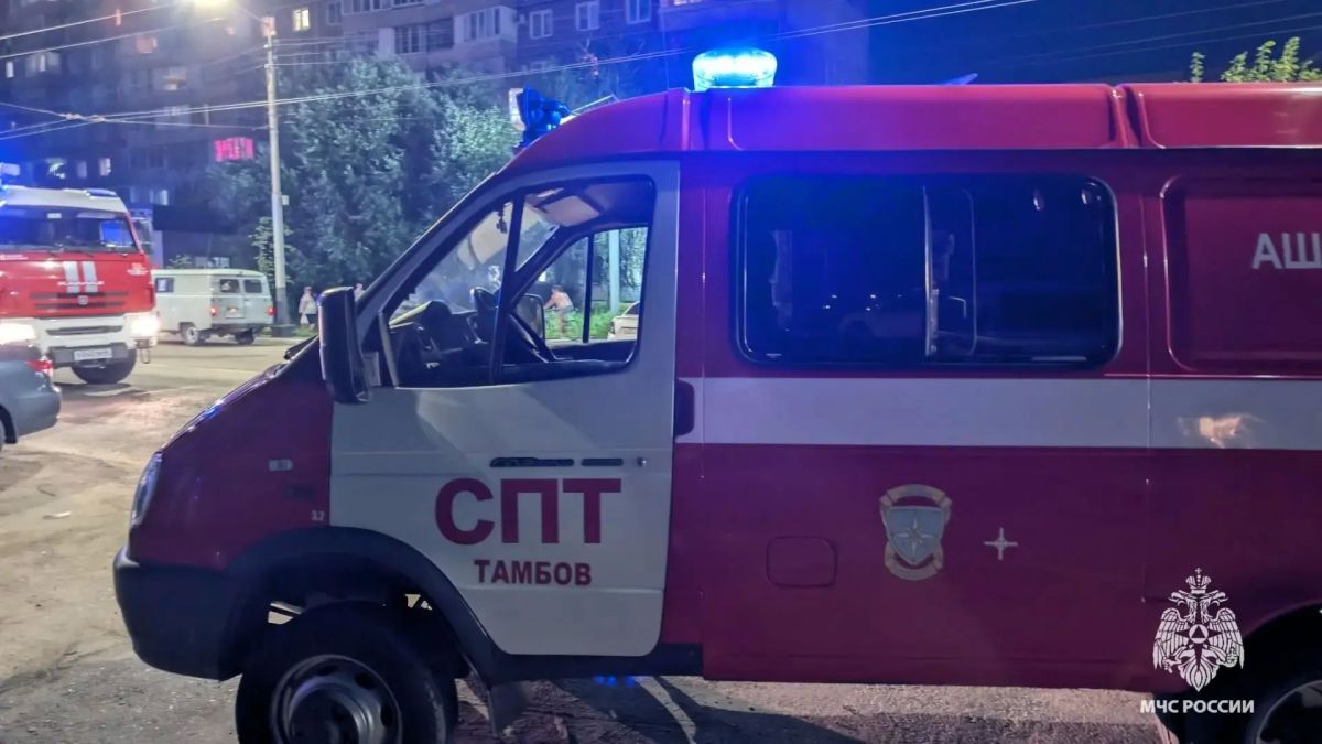 В центре Тамбова при пожаре выгорела крыша четырёхквартирного дома В центре Тамбова при пожаре выгорела крыша четырёхквартирного дома