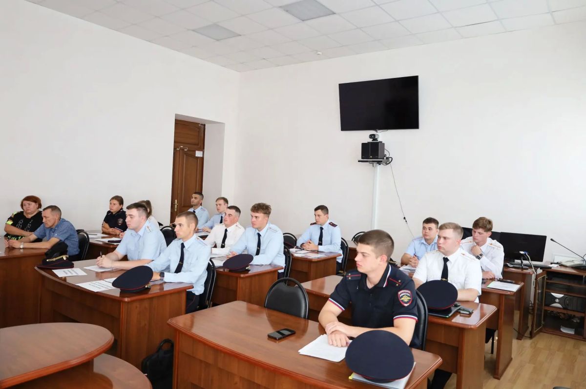 Заместитель начальника УМВД встретился с выпускниками образовательных учреждений МВД России Заместитель начальника УМВД встретился с выпускниками образовательных учреждений МВД России