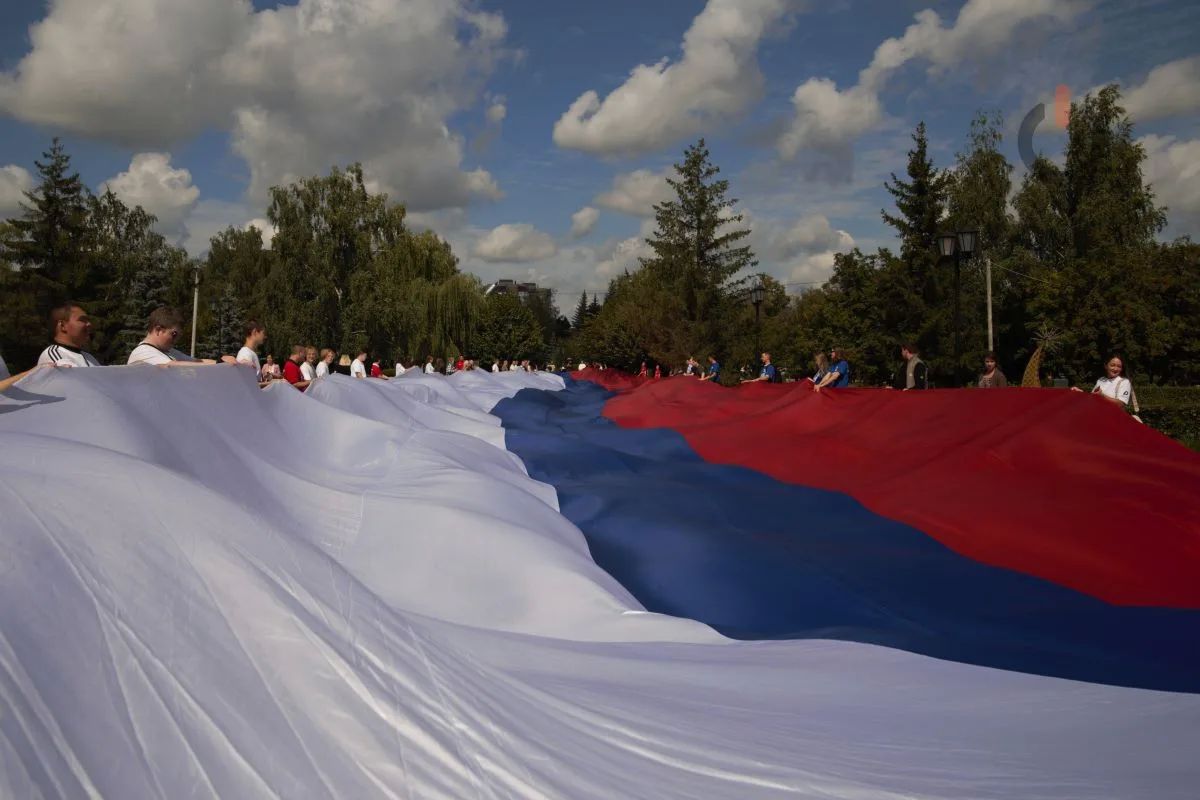 В парке Победы Тамбова развернули 100-метровый флаг России