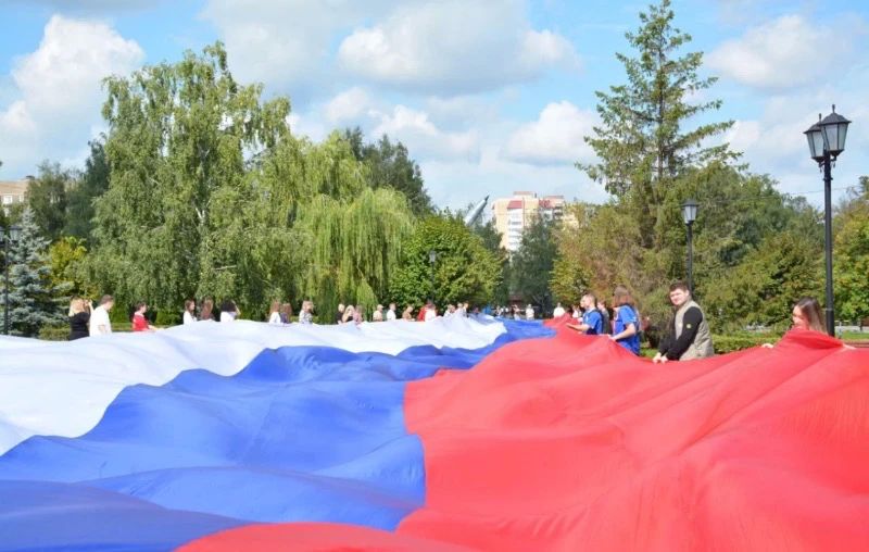 В парке Победы Тамбова развернули 100-метровый российский триколор