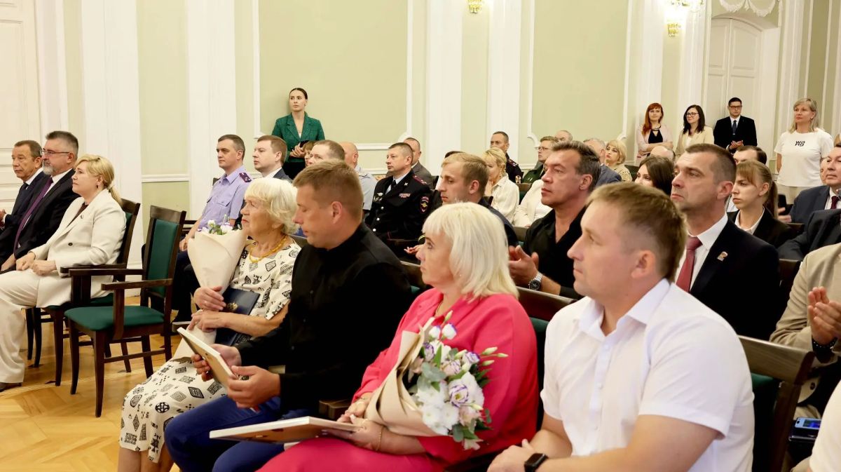 Заместитель начальника УМВД принял участие в торжественном мероприятии, приуроченном к празднованию Дня Государственного флага Российской Федерации Заместитель начальника УМВД принял участие в торжественном мероприятии, приуроченном к празднованию Дня Государственного флага Российской Федерации