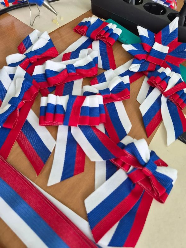 Молодёжный совет Управления Росреестра по Тамбовской области принял участие во Всероссийской патриотической акции «Цвета Родины» и провел мастеркласс по созданию брошей, приуроченный ко Дню Государственного флага Российской... Молодёжный совет Управления Росреестра по Тамбовской области принял участие во Всероссийской патриотической акции «Цвета Родины» и провел мастеркласс по созданию брошей, приуроченный ко Дню Государственного флага Российской...