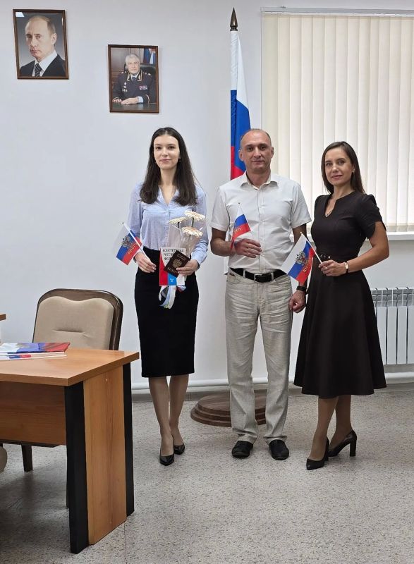 Котовские полицейские вручили российский паспорт гражданке Республики Беларусь Котовские полицейские вручили российский паспорт гражданке Республики Беларусь