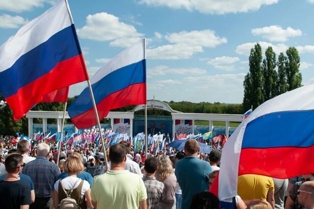 Депутат Денис Илларионов: российский флаг — это знак общей истории и ответственности за будущее страны