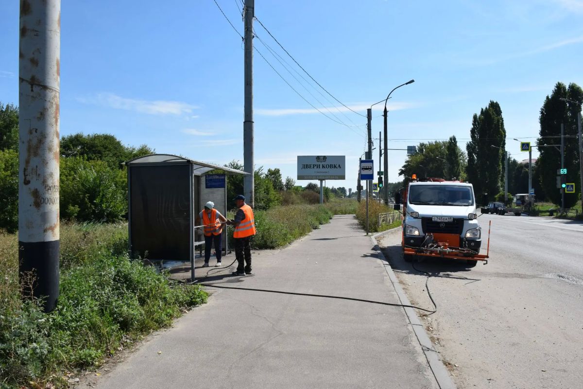 Городские службы продолжают очищать остановки общественного транспорта Городские службы продолжают очищать остановки общественного транспорта