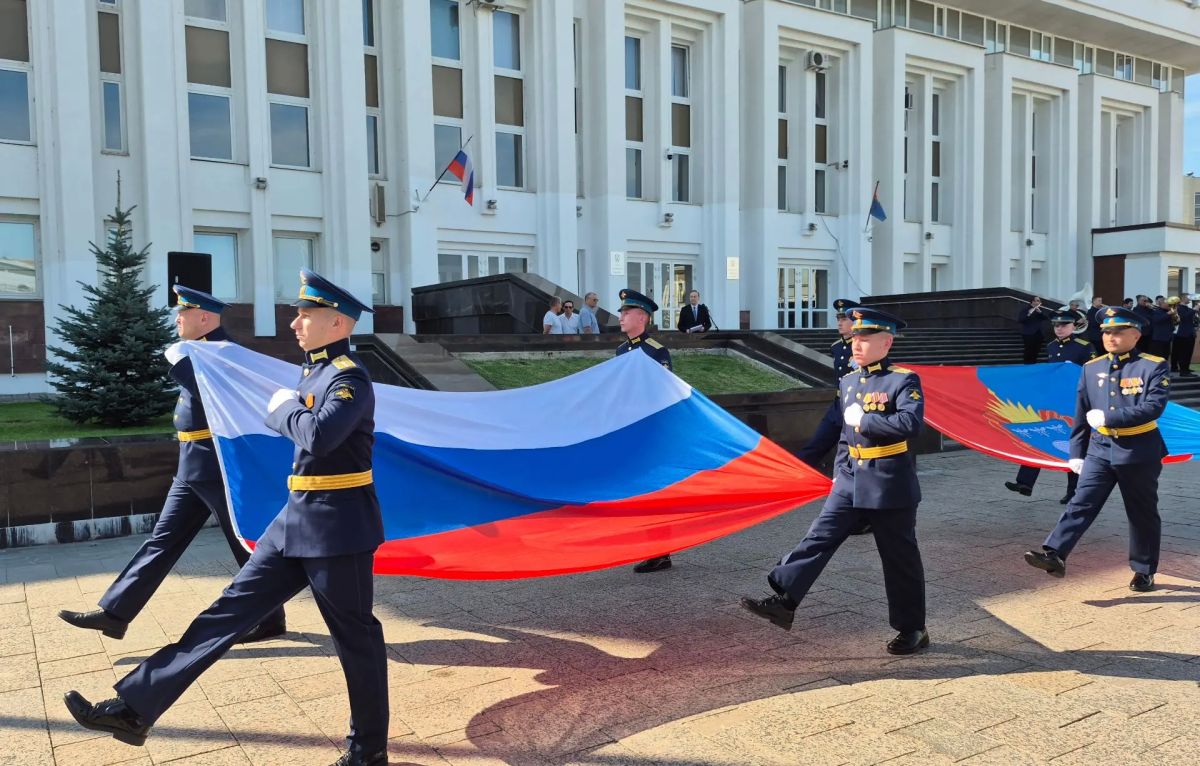 В Тамбовской области руководитель и сотрудники регионального следственного управления СК России приняли участие в торжественном мероприятии, приуроченном к празднованию Дня Государственного флага Российской Федерации В Тамбовской области руководитель и сотрудники регионального следственного управления СК России приняли участие в торжественном мероприятии, приуроченном к празднованию Дня Государственного флага Российской Федерации