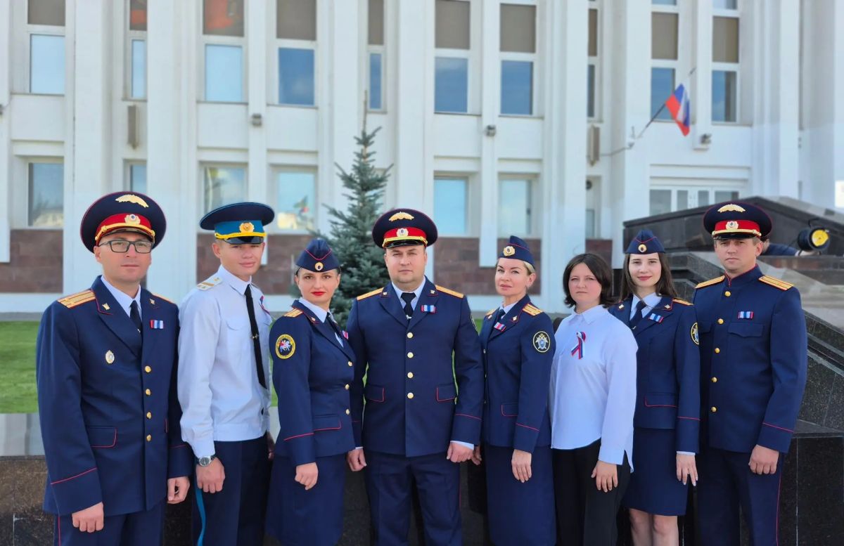 В Тамбовской области руководитель и сотрудники регионального следственного управления СК России приняли участие в торжественном мероприятии, приуроченном к празднованию Дня Государственного флага Российской Федерации В Тамбовской области руководитель и сотрудники регионального следственного управления СК России приняли участие в торжественном мероприятии, приуроченном к празднованию Дня Государственного флага Российской Федерации
