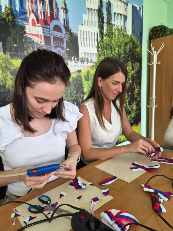Молодёжный совет Управления Росреестра по Тамбовской области принял участие во Всероссийской патриотической акции «Цвета Родины» и провел мастеркласс по созданию брошей, приуроченный ко Дню Государственного флага Российской... Молодёжный совет Управления Росреестра по Тамбовской области принял участие во Всероссийской патриотической акции «Цвета Родины» и провел мастеркласс по созданию брошей, приуроченный ко Дню Государственного флага Российской...