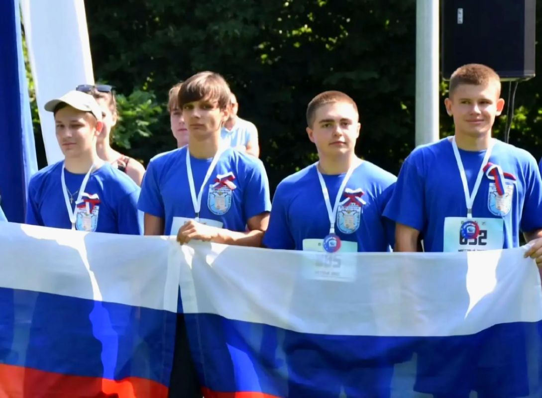 Тамбовские кадеты профильного класса СК России приняли участие в масовом забеге, приуроченном ко Дню Государственного флага Российской Федерации Тамбовские кадеты профильного класса СК России приняли участие в масовом забеге, приуроченном ко Дню Государственного флага Российской Федерации
