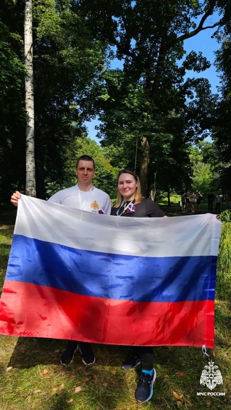 Сотрудники МЧС России приняли участие в легкоатлетическом забеге ко Дню Государственного флага Сотрудники МЧС России приняли участие в легкоатлетическом забеге ко Дню Государственного флага