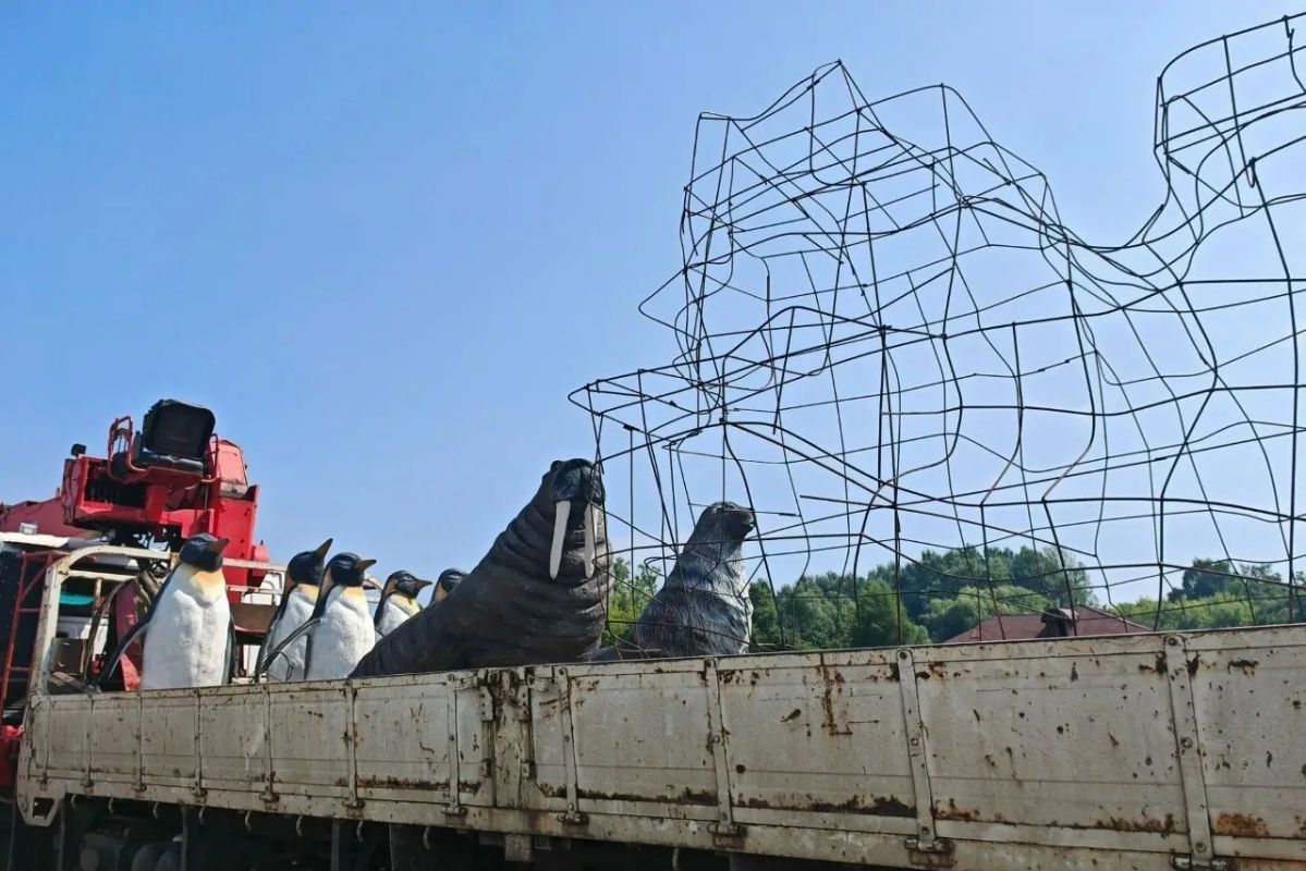 Пингвины и морж украсили въезд в село Глазок Мичуринского округа Пингвины и морж украсили въезд в село Глазок Мичуринского округа