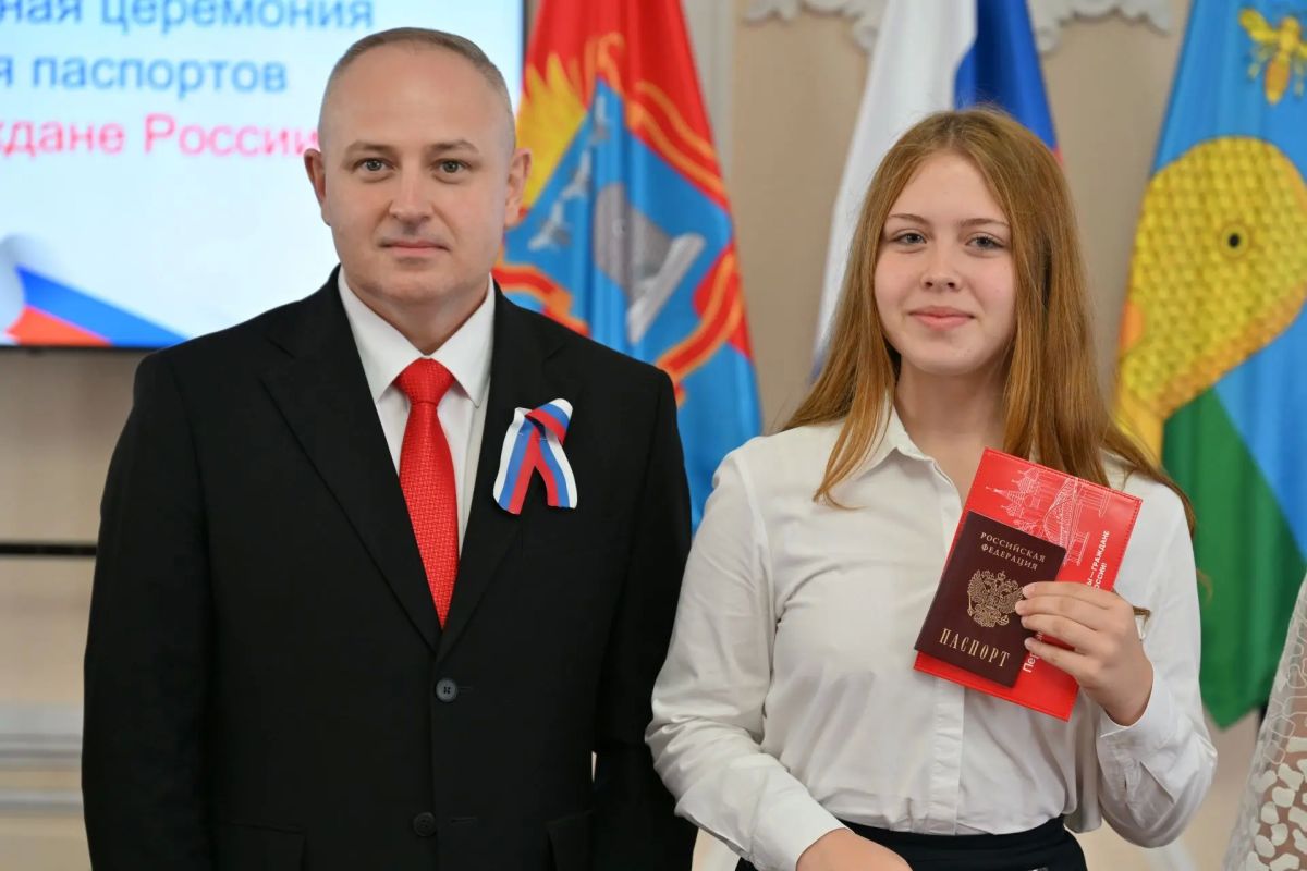 Максим Косенков вручил первые паспорта 26 школьникам Максим Косенков вручил первые паспорта 26 школьникам