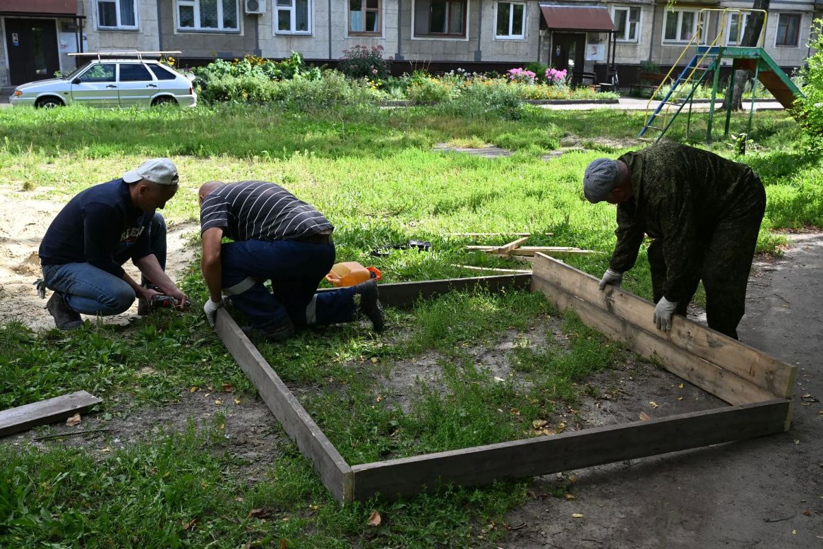 В Тамбове продолжают приводить в порядок малые архитектурные формы во дворах В Тамбове продолжают приводить в порядок малые архитектурные формы во дворах