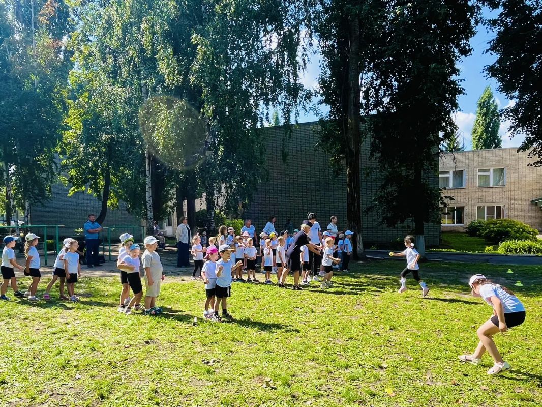 Воспитанники Мичуринского детского сада «Сказка» отпраздновали с транспортными полицейскими День флага России Воспитанники Мичуринского детского сада «Сказка» отпраздновали с транспортными полицейскими День флага России