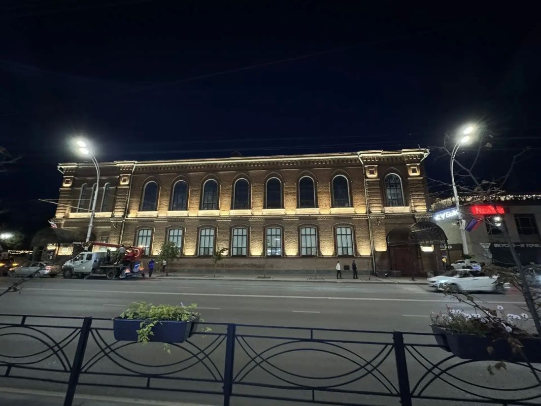 В Тамбове архитектурной подсветкой украсили здание картинной галереи В Тамбове архитектурной подсветкой украсили здание картинной галереи