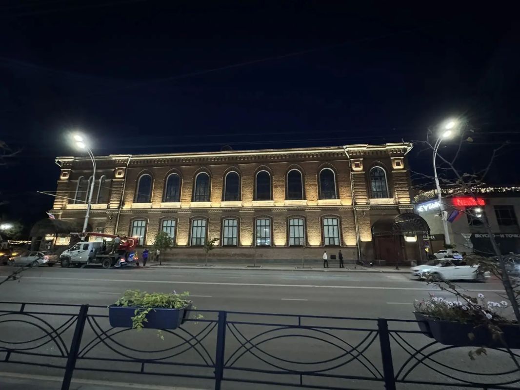 В Тамбове здание картинной галереи украсила архитектурная подсветка В Тамбове здание картинной галереи украсила архитектурная подсветка