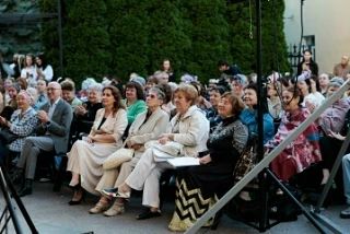 В Театральном дворике прошел литературно-музыкальный вечер «Эпилоги» В Театральном дворике прошел литературно-музыкальный вечер «Эпилоги»