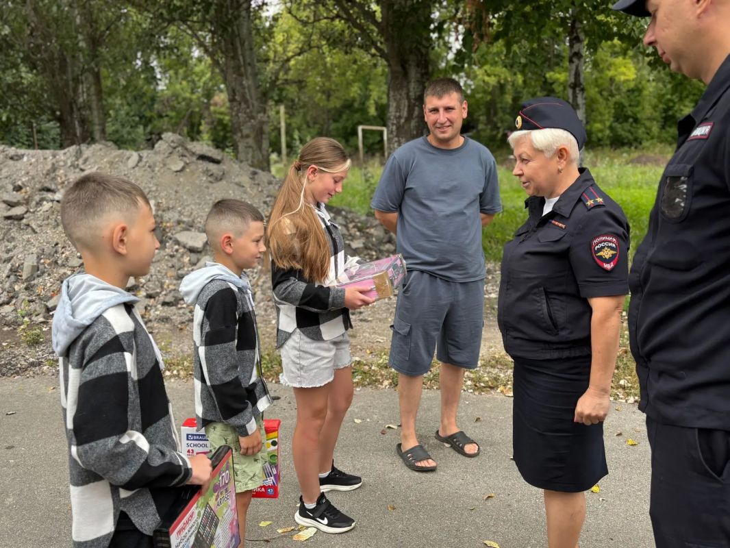 В канун Дня знаний мичуринские полицейские пришли в гости к детям, чтобы подарить праздник В канун Дня знаний мичуринские полицейские пришли в гости к детям, чтобы подарить праздник