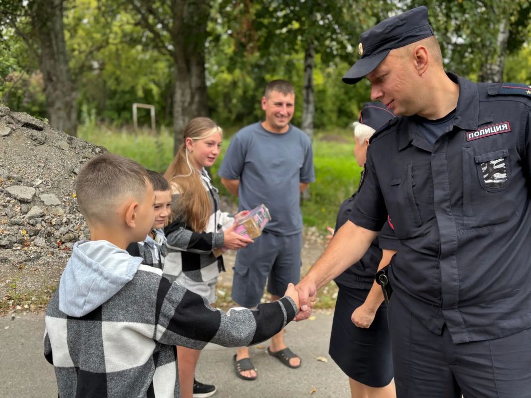 В канун Дня знаний мичуринские полицейские пришли в гости к детям, чтобы подарить праздник В канун Дня знаний мичуринские полицейские пришли в гости к детям, чтобы подарить праздник